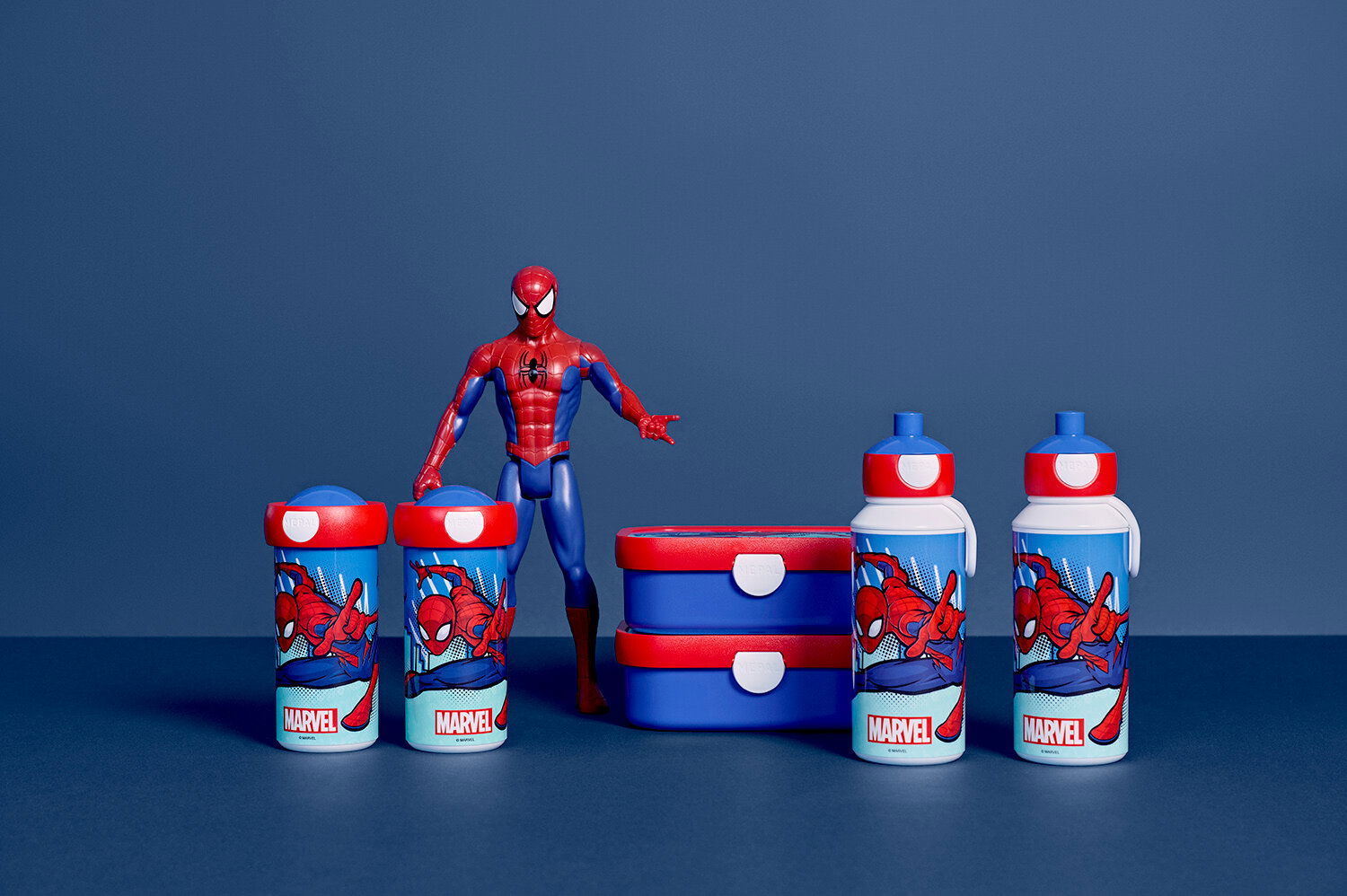 Spiderman Lunchset mit zwei blauen und roten Brotdosen und drei Trinkflaschen, frontal abgebildet.