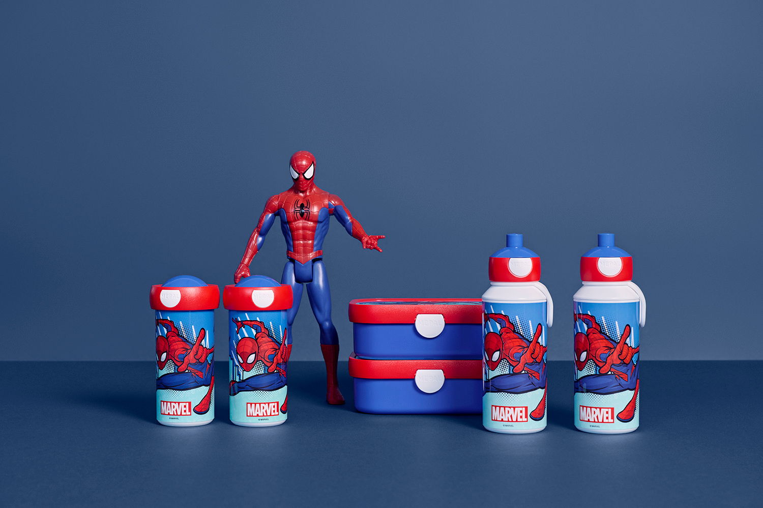 Spiderman Lunchset mit zwei blauen und roten Brotdosen und drei Trinkflaschen, frontal abgebildet.