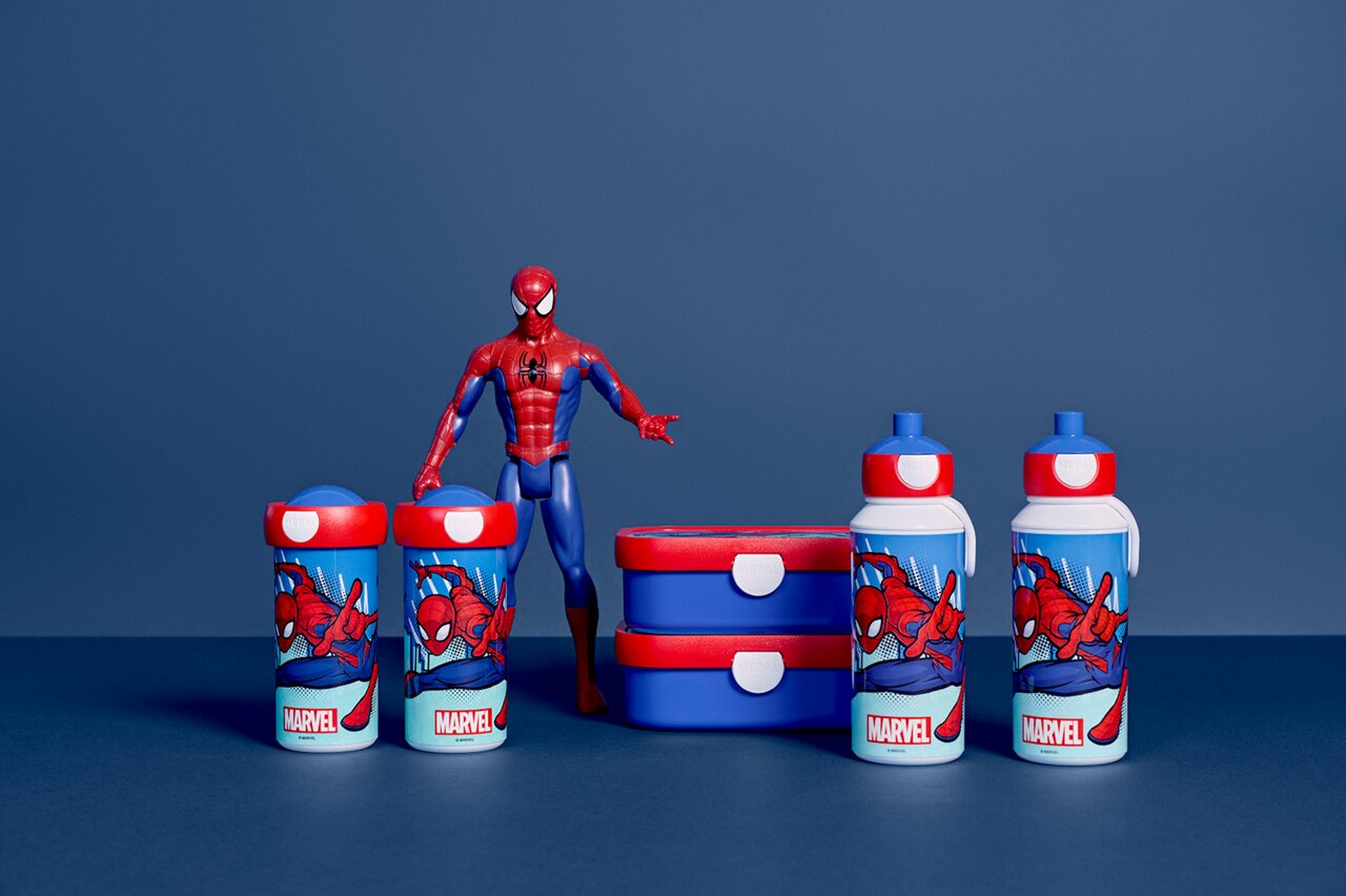 Spiderman Lunchset mit zwei blauen und roten Brotdosen und drei Trinkflaschen, frontal abgebildet.