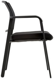 Seitenansicht eines schwarzen Besucherstuhls mit Armlehnen und Netzrückenlehne