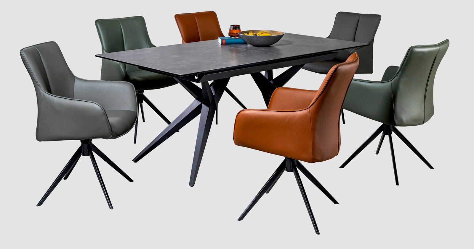 Novel Armlehnstuhl YUKI Moderner Esstisch mit sechs farbigen Armlehnstühlen, seitliche Perspektive