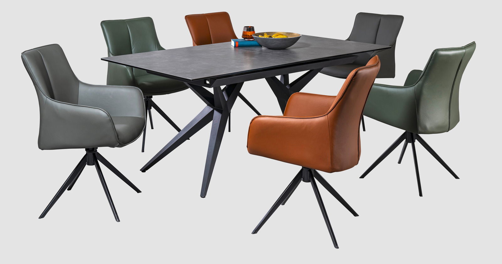 Novel Esstisch MOON Moderner Esstisch mit sechs farbigen Armlehnstühlen, seitliche Perspektive