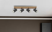 Deckenstrahler mit vier schwarzen, zylinderförmigen Leuchten an einer Holzleiste, Perspektive von unten