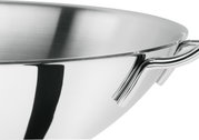 Nahaufnahme eines glänzenden Edelstahl-Woks mit Griff, seitliche Perspektive