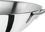 Nahaufnahme eines glänzenden Edelstahl-Woks mit Griff, seitliche Perspektive