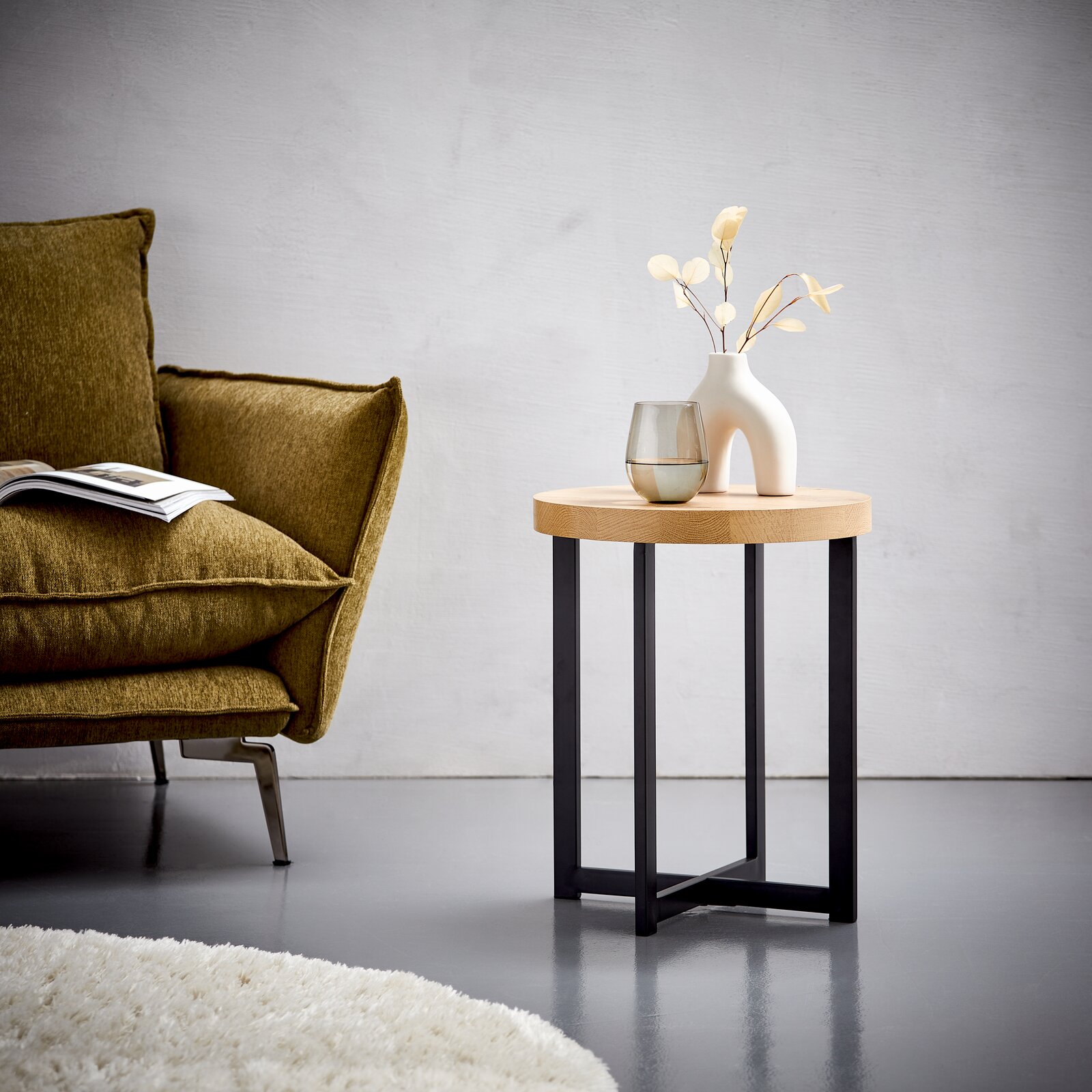 XORA Beistelltisch TIM Moderner Beistelltisch mit runder Holzplatte und schwarzen Metallbeinen, seitliche Perspektive