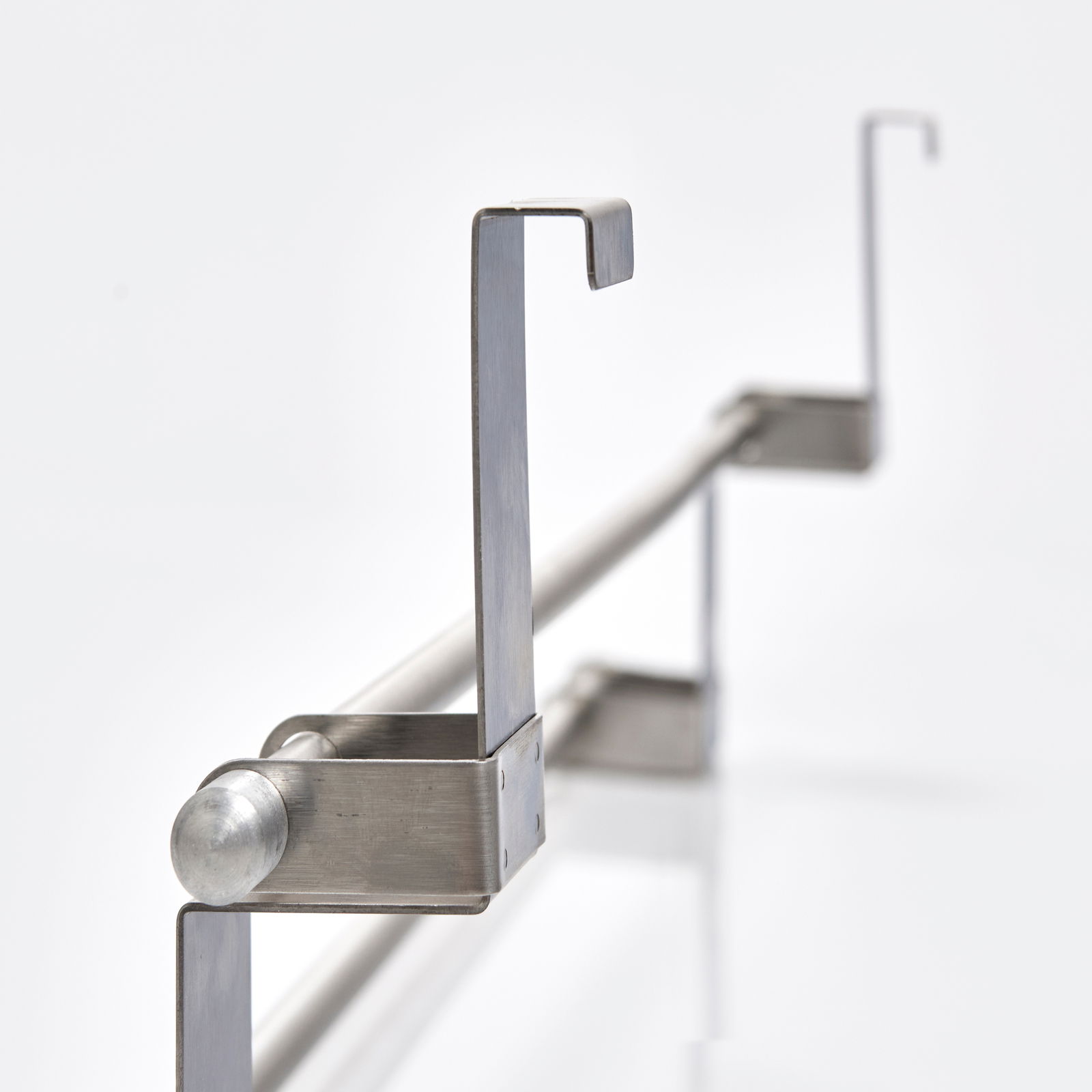 Nahaufnahme eines Türhandtuchhalters aus Metall, seitliche Perspektive