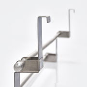 Nahaufnahme eines Türhandtuchhalters aus Metall, seitliche Perspektive
