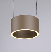 Moderne LED-Pendelleuchte in zylindrischer Form, von unten betrachtet, mit warmem Lichtschein.