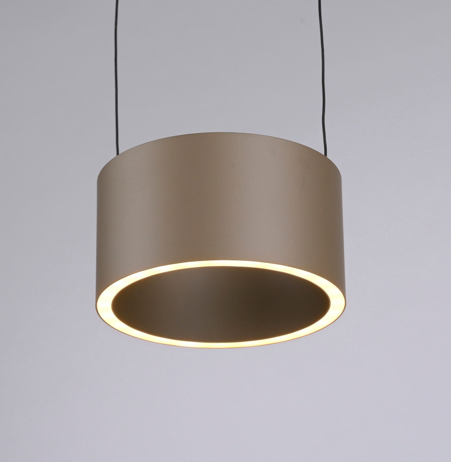 Moderne LED-Pendelleuchte in zylindrischer Form, von unten betrachtet, mit warmem Lichtschein.