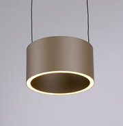 Moderne LED-Pendelleuchte in zylindrischer Form, von unten betrachtet, mit warmem Lichtschein.