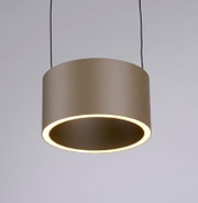 Moderne LED-Pendelleuchte in zylindrischer Form, von unten betrachtet, mit warmem Lichtschein.