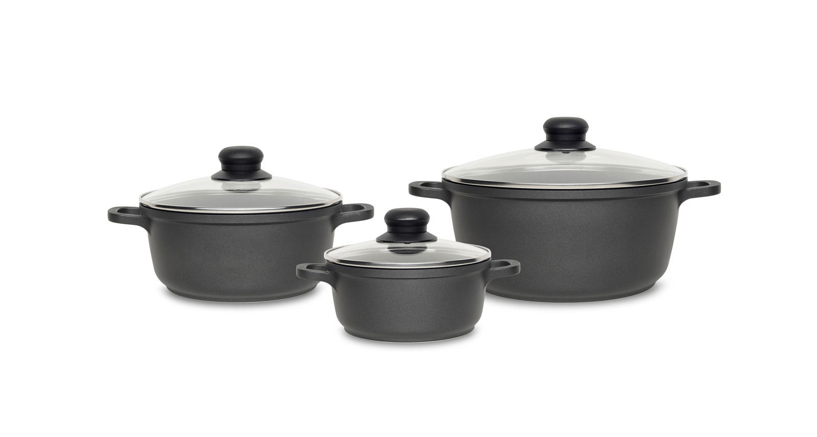 Dreiteiliges Topfset aus schwarzem Material mit Glasdeckeln, frontal fotografiert.