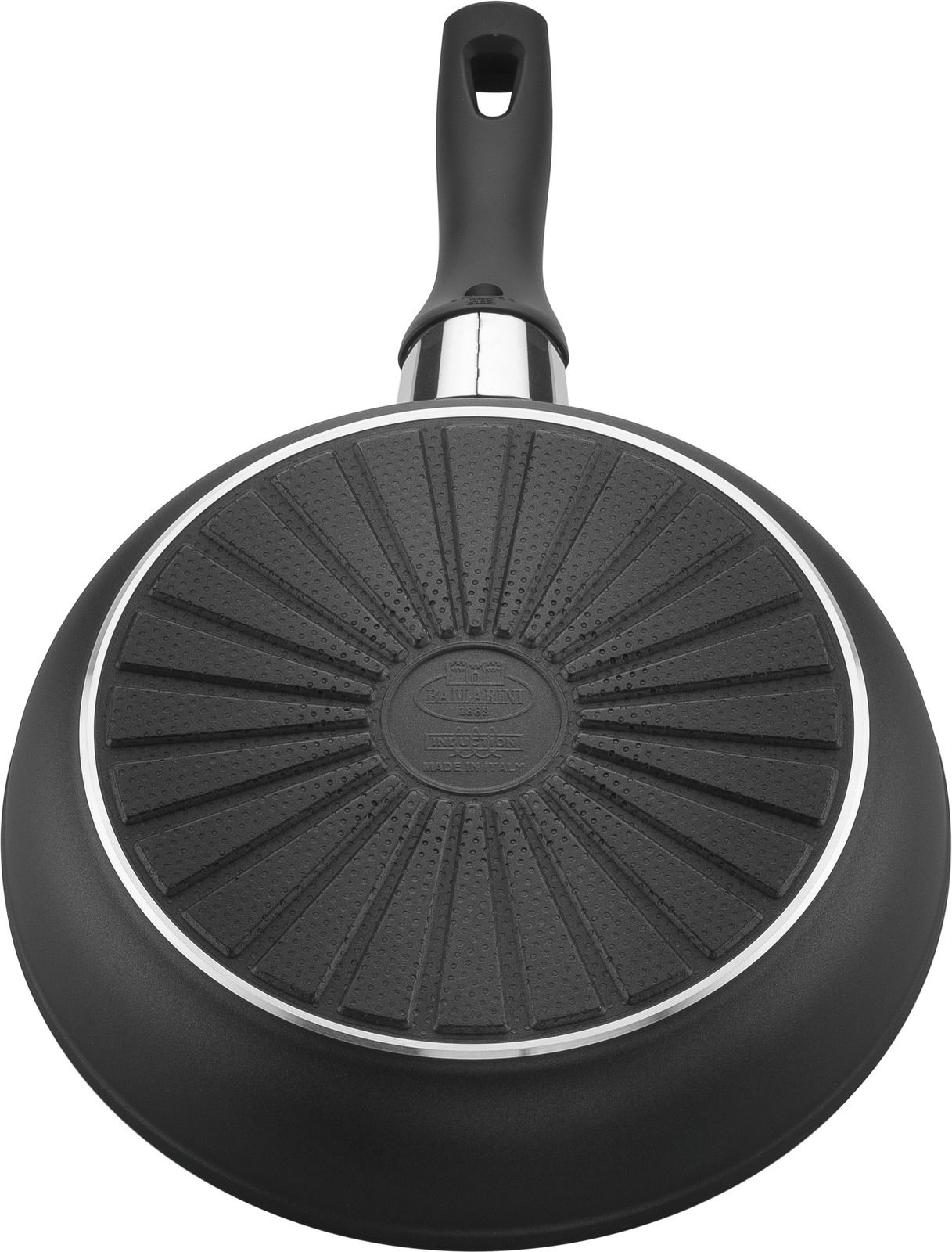 Schwarze Schmorpfanne, 28 cm Durchmesser, von unten gesehen mit strukturiertem Boden und ergonomischem Griff.