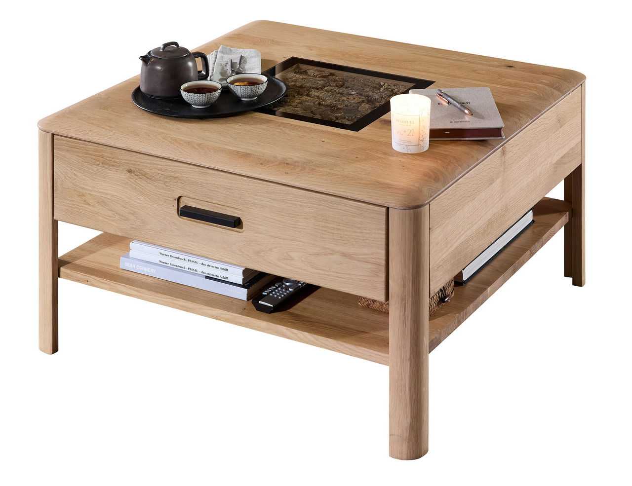 Moderner Couchtisch aus Holz mit integriertem Glasfach, dekoriert mit Teeservice und Kerze, seitliche Perspektive.