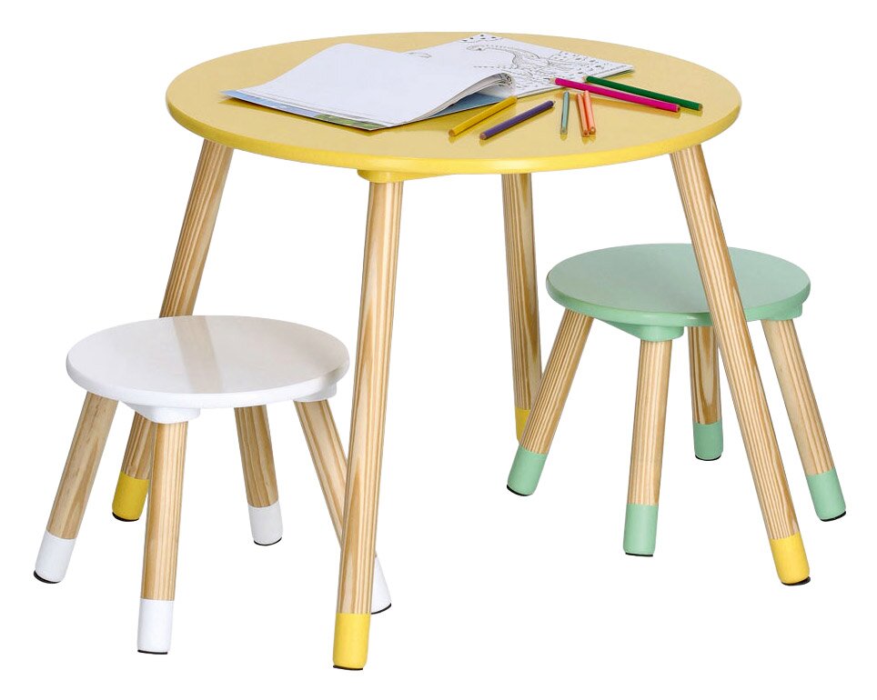 Kinder-Sitzgarnitur bestehend aus einem gelben Tisch und zwei Hockern in Weiß und Grün, mit Buntstiften und Malbuch auf dem Tisch, aus seitlicher Perspektive.