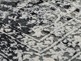 Nahaufnahme eines Designer-Teppichs mit einem schwarz-weißen, abstrakten Muster. Die Perspektive zeigt eine diagonale Ansicht der Textur.