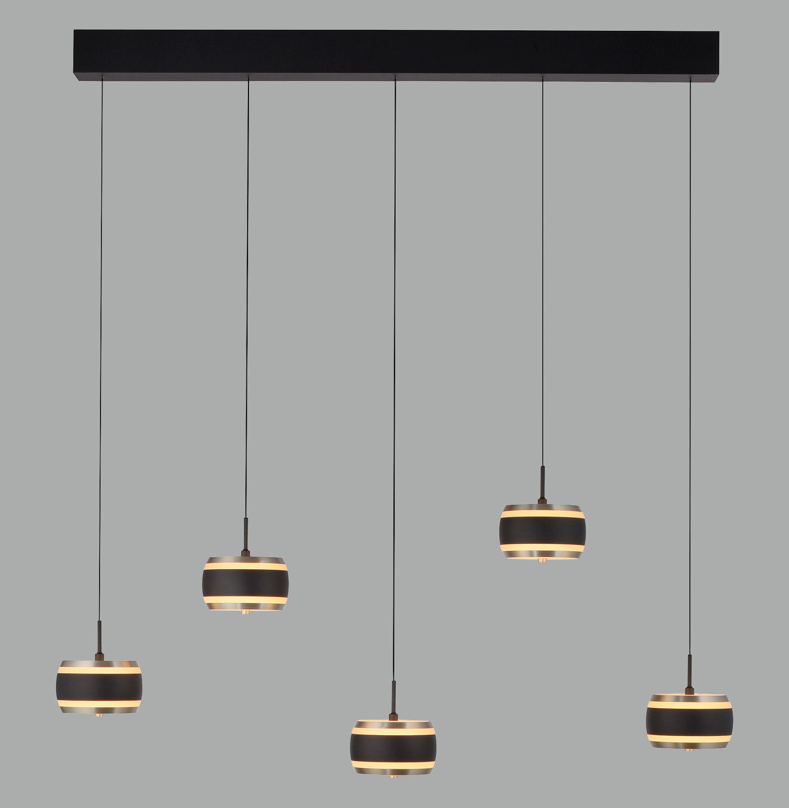 Moderne LED-Pendelleuchte mit fünf schwarzen, runden Lampenschirmen, von der Seite betrachtet.