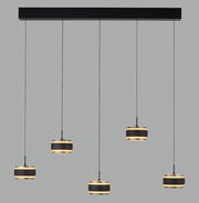 Moderne LED-Pendelleuchte mit fünf schwarzen, runden Lampenschirmen, von der Seite betrachtet.