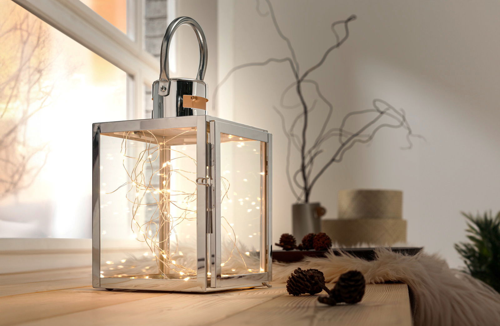 Edelstahl Laterne mit Micro LED Beleuchtung auf einem Tisch, seitliche Perspektive