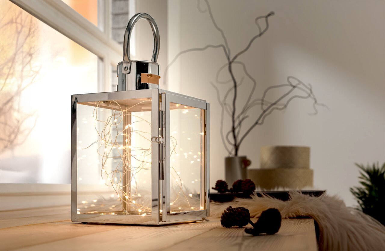 Zurbrüggen Laterne 25 cm Edelstahl Laterne mit Micro LED Beleuchtung auf einem Tisch, seitliche Perspektive