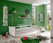 Jugendzimmer mit weißem Jugendbett, Fußball-Dekoration und grünem Teppich, seitliche Perspektive