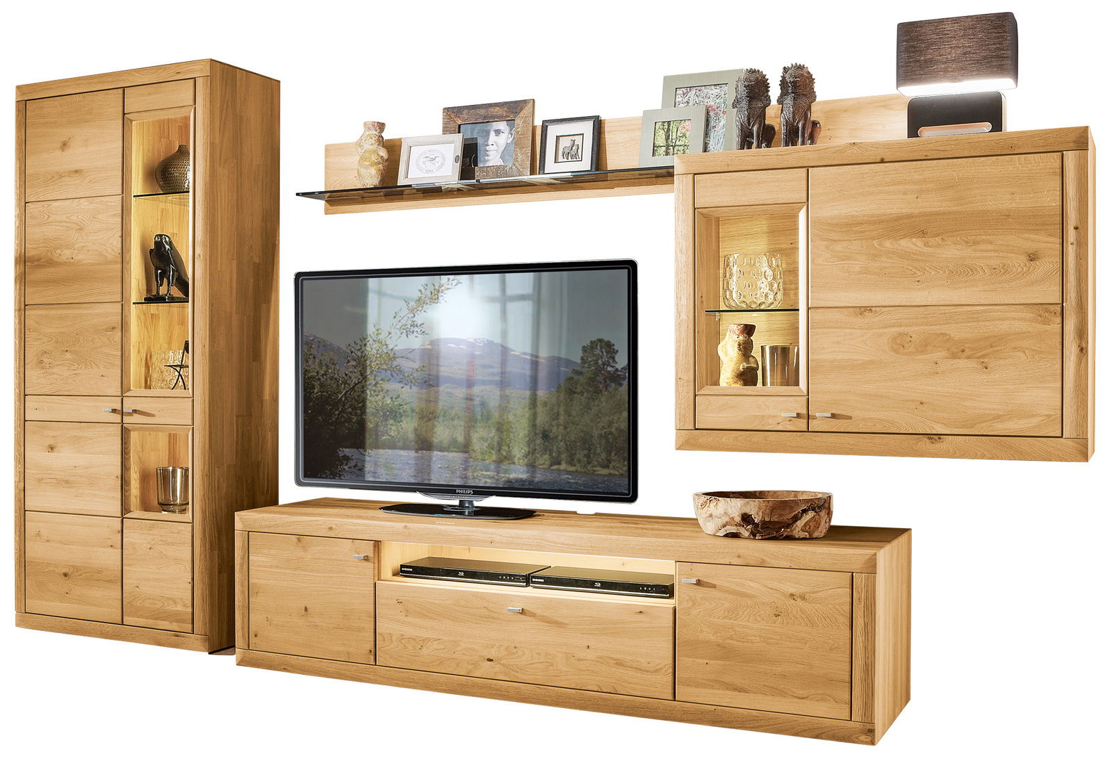 Moderne Wandkombination aus Holz mit TV-Schrank, Vitrine und Regal, frontal betrachtet.