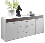 Modernes Sideboard mit weißer Front und dunkler Holzleiste, dekoriert mit einer Pflanze, einer Pferdeskulptur und Büchern, seitliche Perspektive.
