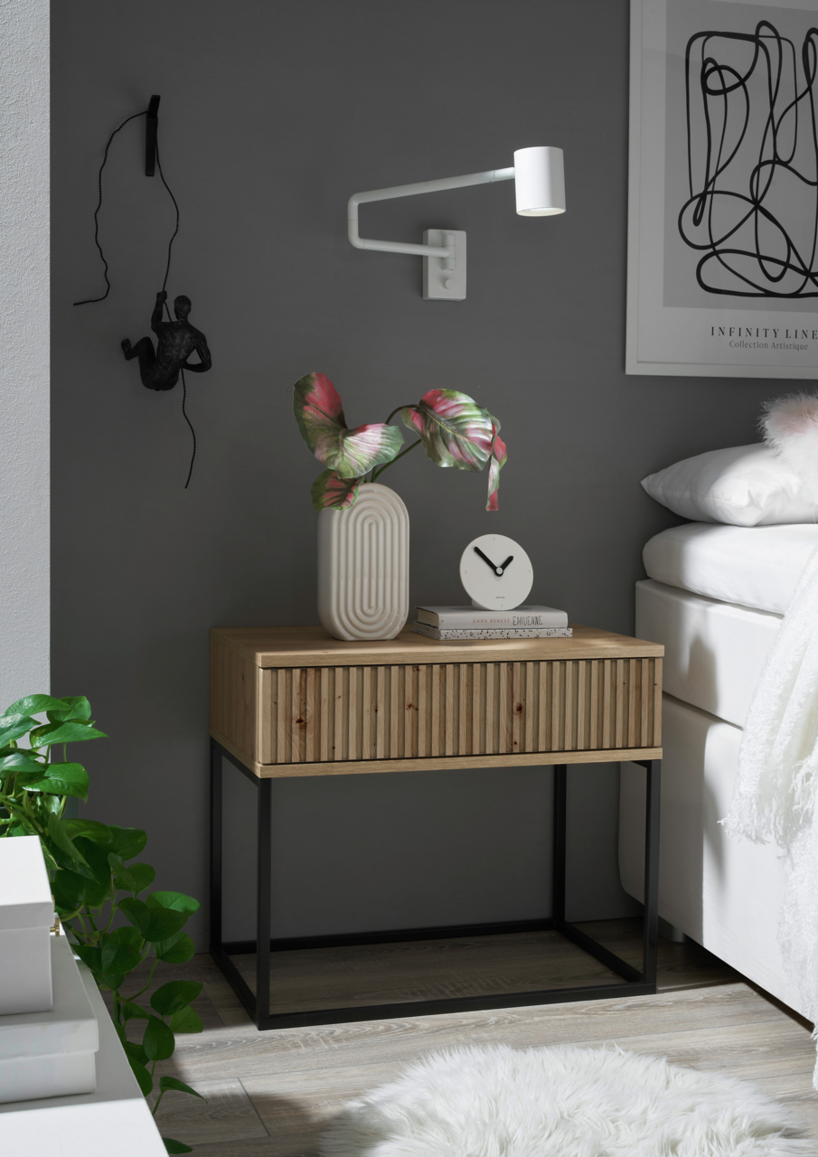 Nachtkommode aus Holz mit schwarzem Metallgestell, dekoriert mit einer Vase und einer Uhr, seitliche Perspektive