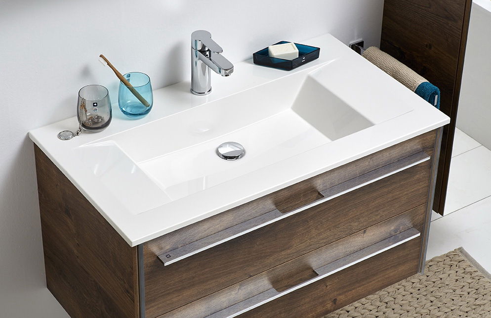 Moderne Badkombination mit weißem Waschbecken und Holzunterschrank, aus der Vogelperspektive fotografiert.