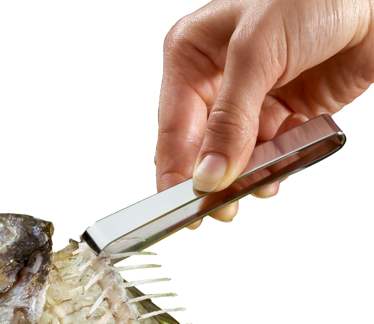 Een hand houdt een gratenpincet vast, dat wordt gebruikt om visgraten te verwijderen. Close-up.
