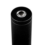 Nahaufnahme der Oberseite einer schwarzen Stehleuchte mit einem runden, transparenten Knopf.