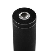 Nahaufnahme der Oberseite einer schwarzen Stehleuchte mit einem runden, transparenten Knopf.