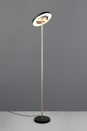 Moderne LED-Stehleuchte mit ringförmigem Leuchtkopf, Messing-/Roségold-Stange und schwarzem Rundfuß vor grauem Hintergrund, Frontalansicht leicht von unten