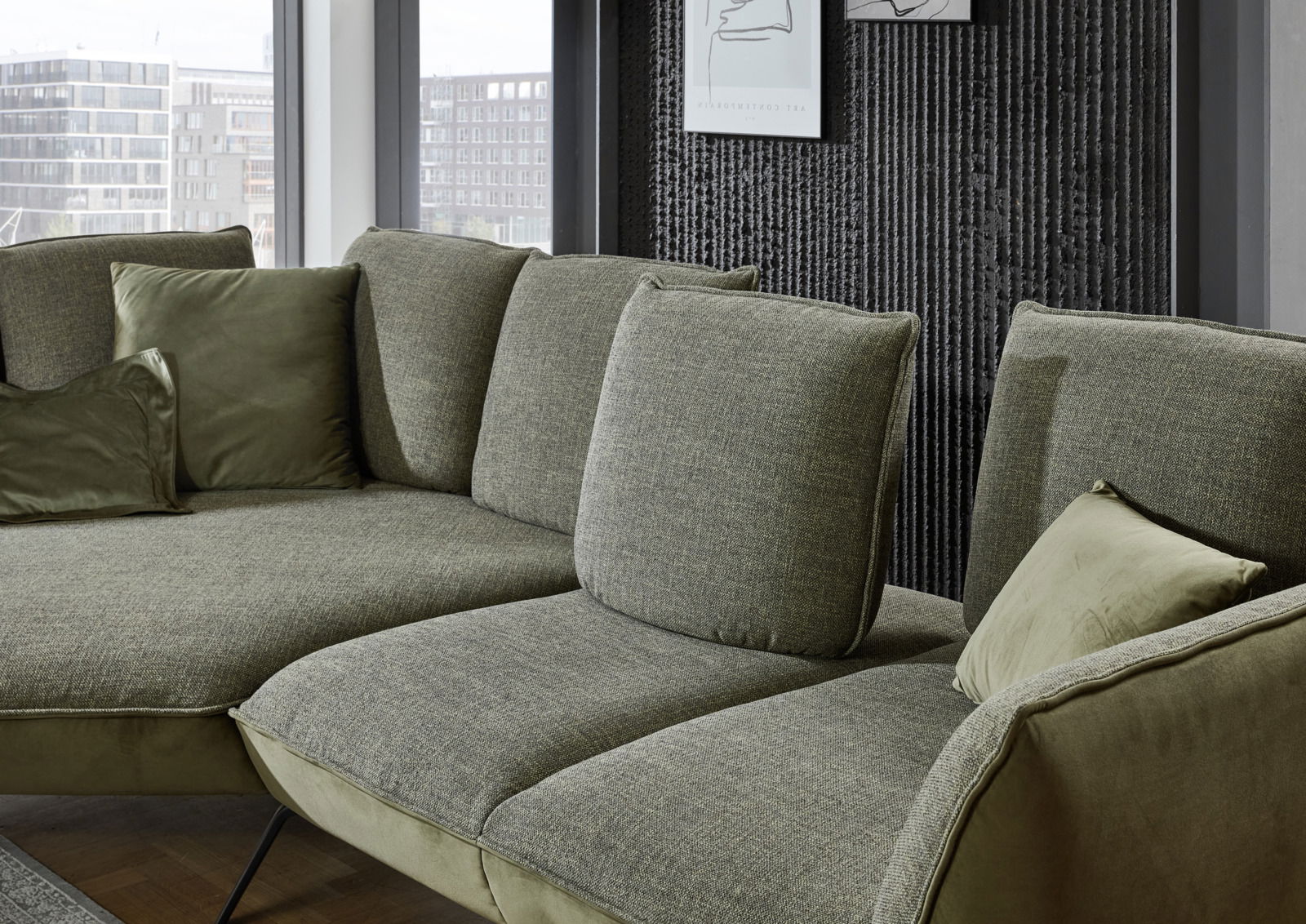 Grüne Longchairkombination in modernem Wohnzimmer, seitliche Perspektive