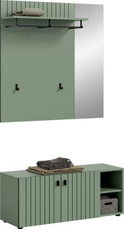 Modernes Garderoben-Set in Salbeigrün mit Wandpaneel, Haken, Ablage und Sideboard mit Lamellenfront und offenen Fächern, schräg von vorn in leichter Seitenansicht dargestellt