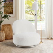 Moderner weißer Sessel JANINA in einem gemütlichen Wohnzimmer, seitliche Perspektive