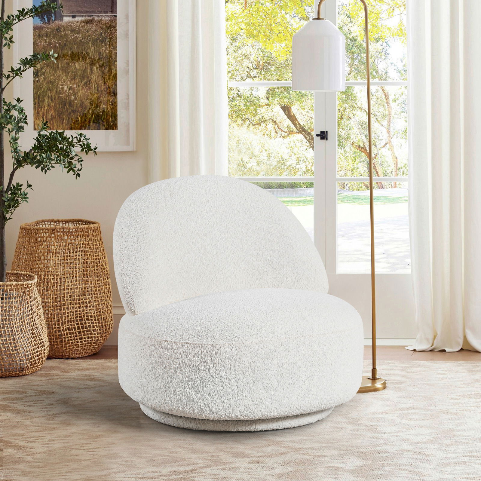 Moderner weißer Sessel JANINA in einem gemütlichen Wohnzimmer, seitliche Perspektive