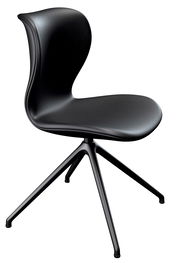 Moderner schwarzer Stuhl Voglauer V-ROCK mit geschwungener Rückenlehne und vierbeiniger Metallbasis, seitliche Perspektive.