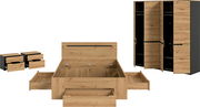 Schlafzimmermöbel-Set in Eiche-Optik mit anthrazitfarbenen Akzenten: Bett mit Stauraum und ausgezogenen Schubladen, zwei Nachttische mit Schubladen sowie Kleiderschrank mit geöffneten Türen; Perspektive: frontale Ansicht.