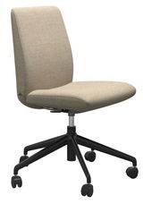 Moderner Home Office Stuhl mit beigem Stoffbezug und schwarzem Drehgestell, seitliche Perspektive