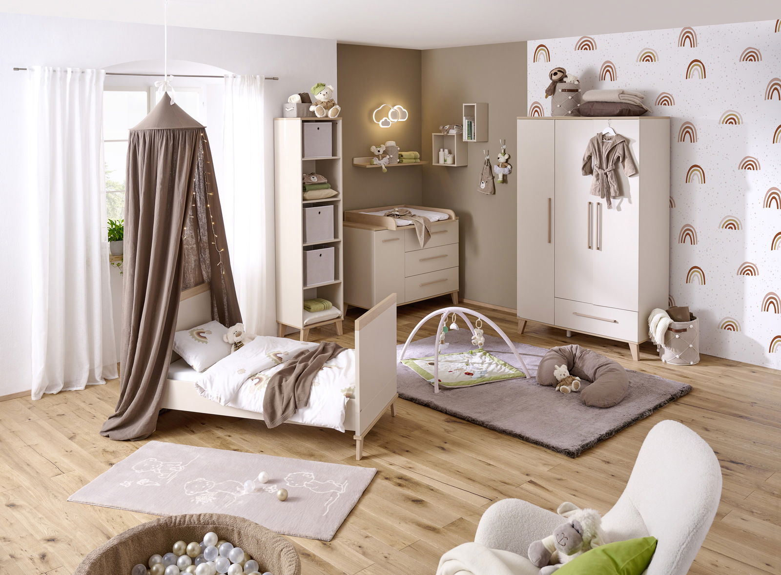 Kinderzimmer mit Standregal, Wickelkommode und Kleiderschrank in neutralen Farben, seitliche Perspektive