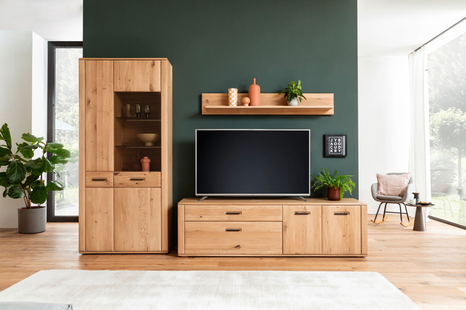 Moderne Wandkombination aus Holz mit TV-Schrank, Vitrine und Wandregal in einem stilvollen Wohnzimmer, frontal betrachtet.