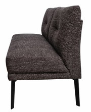 Zijaanzicht van een moderne, gestoffeerde bank met een donkergrijze stoffen bekleding en zwarte metalen poten.