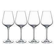 Vier elegante Weißweinkelche aus Glas, frontal nebeneinander aufgereiht.