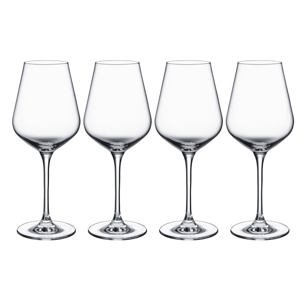 Vier elegante Weißweinkelche aus Glas, frontal nebeneinander aufgereiht.