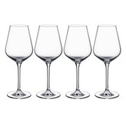 Vier elegante Weißweinkelche aus Glas, frontal nebeneinander aufgereiht.