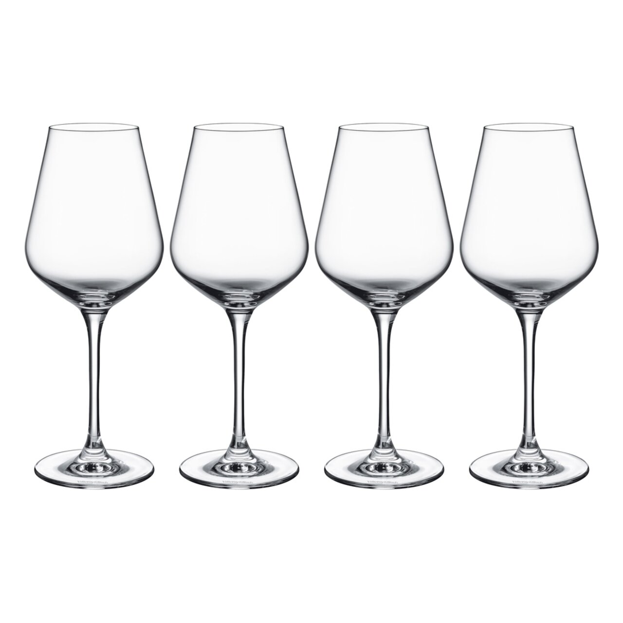 Vier elegante Weißweinkelche aus Glas, frontal nebeneinander aufgereiht.