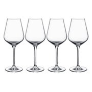 Vier elegante Weißweinkelche aus Glas, frontal nebeneinander aufgereiht.