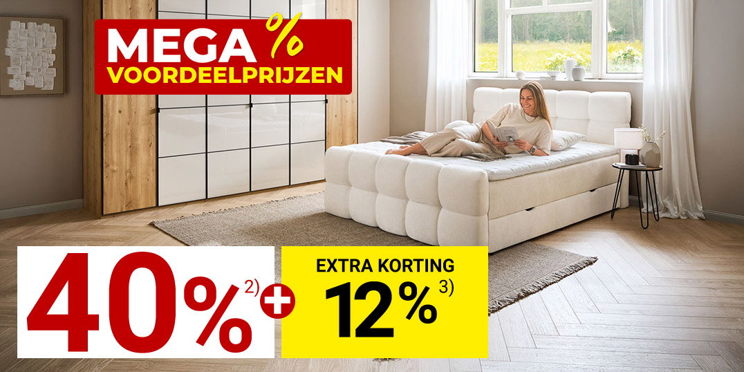 Vrouw ontspant op gestoffeerd bed in lichte slaapkamer met kledingkast en mega spaarprijzen-actie.